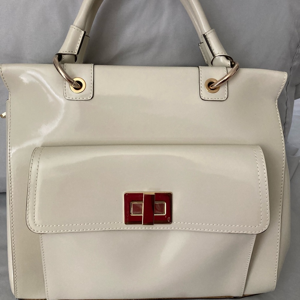 Selling my brand new Alberta dicanio cream handbag. Price to sell